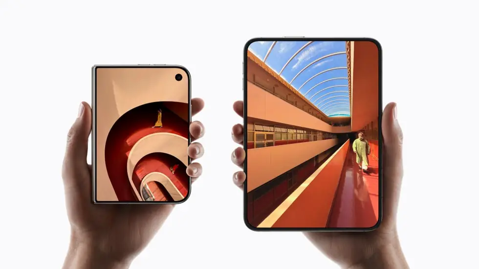 접은 iPhone Duo와 7.6인치 내부 화면을 펼친 iPhone Duo를 나란히 든 모습